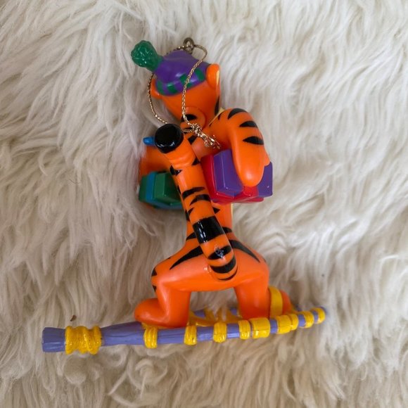 Vintage Disney Winnie The Pooh Tigger Christmas Tree Ornament Snowshoe Snowboard - Picture 7 of 12